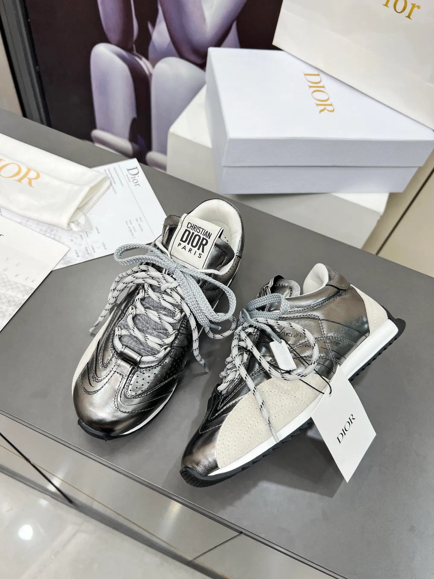 These silver men's shoes 💰580 D-Sketch sneakers are a new product of the 2025 spring and summer ready-to-wear series❤️‍🔥❤️‍🔥❤️‍🔥❤️‍🔥, highlighting the classic retro aesthetics. Crafted from gold-toned crinkled sheepskin and gold-toned laminated calfskin 🌹🌹🌹, it features beige suede calfskin panels and double laces. The side is decorated with a handwritten Christian Dior Men's Shoes 💰aris logo🎆🎆🎆, while the heel and tongue are embellished with Christian Dior Men's Shoes 💰aris logo panels and plaques. Paired with two-color thin rubber soles, they look more refined. Size: 35~41 (men’s model is currently available). Color: black, white, gold, silver.